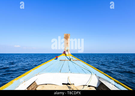 (Selective focus) Superbe vue d'une longue queue bateau naviguant sur une belle mer bleue. Phi Phi Islands, Maya Bay, province de Krabi, Thaïlande Banque D'Images