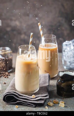 Café de glace dans un des grands verres Banque D'Images