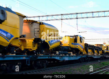 Minsk, Bélarus, 07.05.2019 : Transport des exploitants agricoles "Nouvelle Hollande" (produit par CNH Industria) sur le train de marchandises. Logistique de livraison Banque D'Images