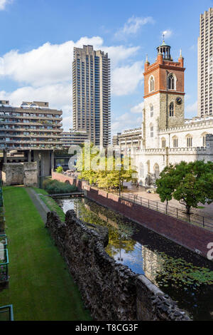 Barbican de tours et de blocs terrasse entourant la terrasse au bord du lac et l'église anglicane de St Giles Cripplegate sans dans la ville de Londres Banque D'Images