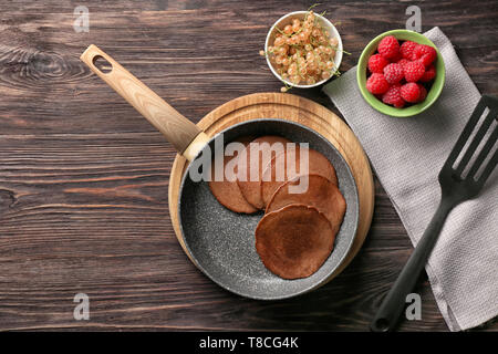 La composition avec des délicieuses crêpes et petits fruits on wooden table Banque D'Images