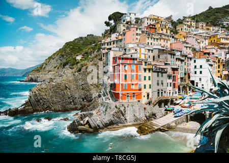 L'affichage classique de belle Riomaggiore, l'un des cinq villages de pêcheurs pittoresque des Cinque Terre, sur une journée ensoleillée avec ciel bleu et nuages Banque D'Images