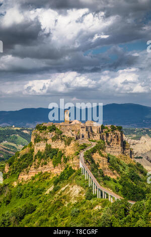 Belle vue de Civita di Bagnoregio célèbre avec la vallée du Tibre et cloudscape spectaculaire au coucher du soleil, lazio, Italie Banque D'Images