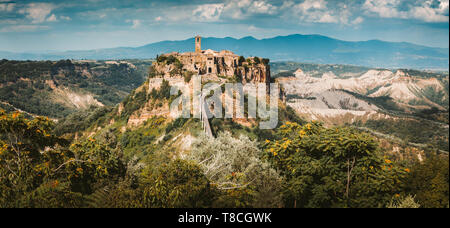 Belle vue de Civita di Bagnoregio célèbre avec la vallée du Tibre et cloudscape spectaculaire au coucher du soleil, lazio, Italie Banque D'Images