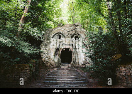 Orcus bouche sculpture au célèbre parc dei mostri (Parc des Monstres), également nommé Sacro Bosco (bois sacré) ou les jardins de Bomarzo à Bomarzo Banque D'Images