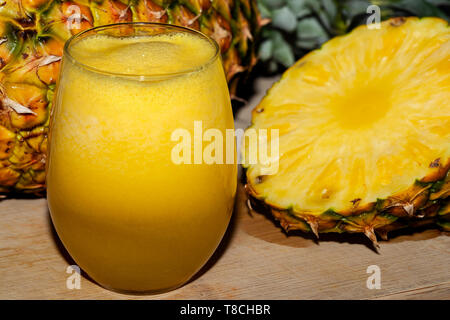 L'ananas frais dans un verre de jus d'ananas avec l'entourent Banque D'Images