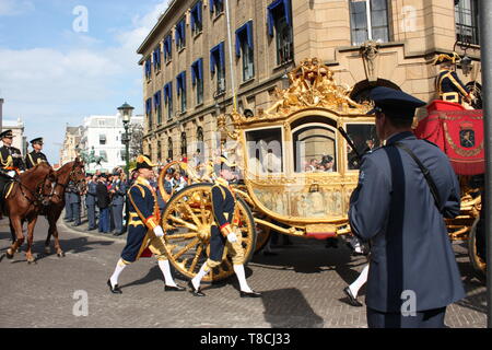 L'entraîneur d'or avec la reine Beatrix à gauche pour la Ridderzaal Palais Noordeinde à La Haye le Prinsjesdag (ouverture de l'année parlementaire par la Reine) Banque D'Images