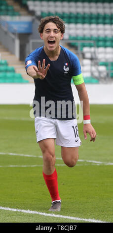 France's Adil Aouchiche célèbre son 4e but durant le championnat d'Europe Moins de 17 match de quart de finale au stade de Tallaght, Dublin. Banque D'Images