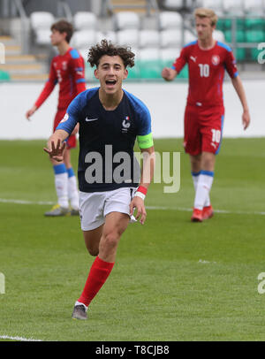 France's Adil Aouchiche célèbre son 4e but durant le championnat d'Europe Moins de 17 match de quart de finale au stade de Tallaght, Dublin. Banque D'Images