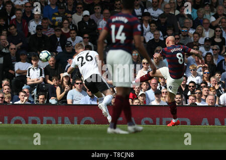 Jonjo Shelvey de Newcastle United (à droite) marque son premier but de la partie au cours de la Premier League match à Craven Cottage, à Londres. Banque D'Images