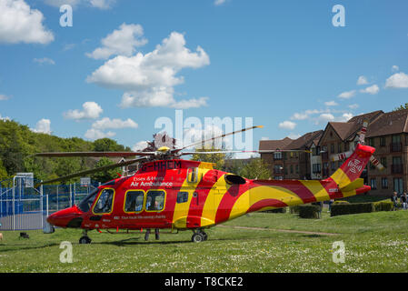 Un Essex & Herts air ambulance hélicoptère à l'atterrissage à Hertford, UK. L'hélicoptère a atterri dans la région de Perrett Jardins. Banque D'Images