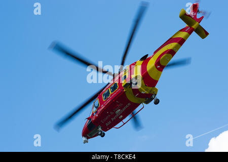 Un Essex & Herts air ambulance hélicoptère à l'atterrissage à Hertford, UK. L'hélicoptère a atterri dans la région de Perrett Jardins. Banque D'Images