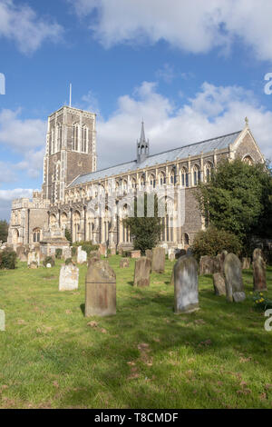 L'église de St Edmund, Southwold, Suffolk, Angleterre, contre un ciel bleu. Banque D'Images