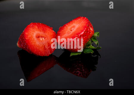 Magnifiquement placé délicieux frais fraises coupées en deux moitiés Banque D'Images