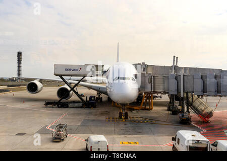 L'aéroport Charles De Gaulle, Paris, France. A380 d'Air France directement en face de spectateur avec passerelle connectés et la restauration d'être chargés à partir de Servair Banque D'Images