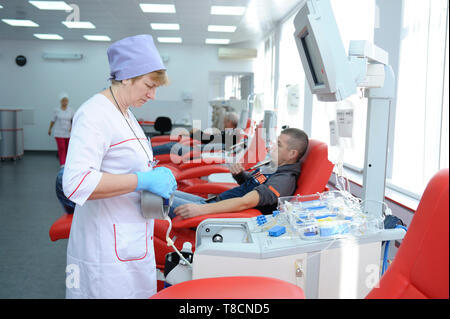 Lors de la ville (municipal) transfusion de sang. Appareils préparation infirmière - séparateur -pour la transfusion sanguine. Le 5 avril 2019. Kiev, Ukraine Banque D'Images