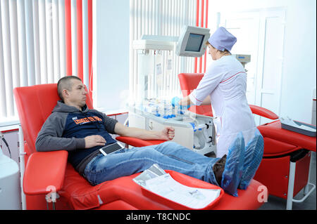 Lors de la ville (municipal) transfusion de sang. Appareils préparation infirmière - séparateur -pour la transfusion sanguine. Le 5 avril 2019. Kiev, Ukraine Banque D'Images