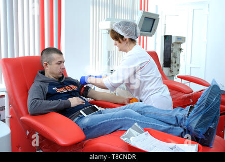 Lors de la ville (municipal) transfusion de sang. Appareils préparation infirmière - séparateur -pour la transfusion sanguine. Le 5 avril 2019. Kiev, Ukraine Banque D'Images