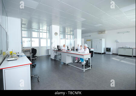 Intérieur du lab de la ville (municipal) transfusion de sang, adjoints travaillant à une table. Le 5 avril 2019. Kiev, Ukraine Banque D'Images