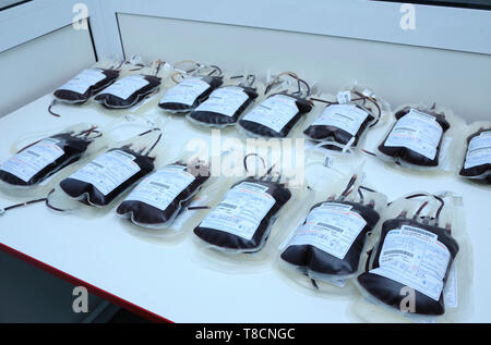 Avec le sang des conteneurs placés sur une table. La Ville (municipal) transfusion de sang. Le 5 avril 2019. Kiev, Ukraine Banque D'Images