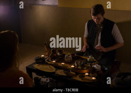 Homme jouant du tambour réservoir ou s'accrocher à la maison. L'éclairage romantique chaleureuse, discrète. Relaxation, méditation et concept de la musique traditionnelle. Close up shot Banque D'Images
