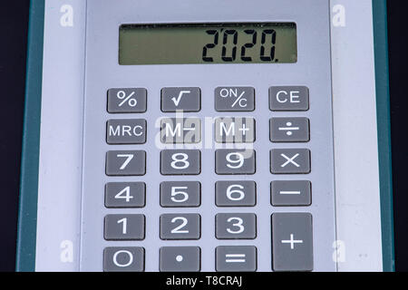 Calculatrice de poche avec l'année 2020 sur l'affichage tournant de l'année Banque D'Images