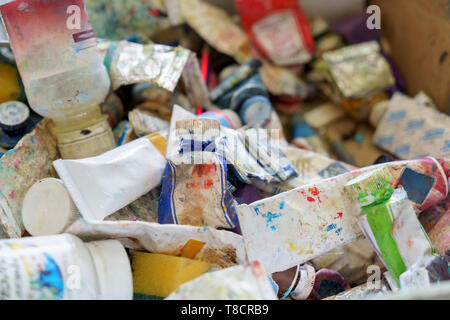 Equipement de couleurs à l'huile peintre chevalet dispersés sont situées dans la zone de travail de mess Banque D'Images