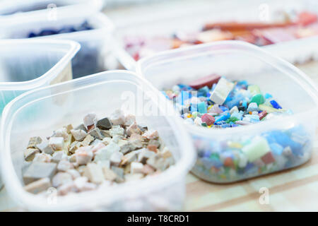 Les contenants avec des éléments en verre coloré pour Mosaic - marron, gris, bleu, rose, pour l'art de la créativité Banque D'Images