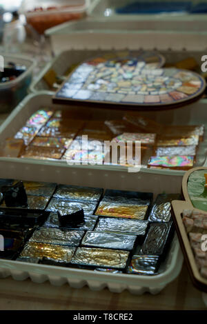 Les contenants avec des éléments en verre coloré pour Mosaic - Jaune, orange, or, pour l'art de la créativité Banque D'Images