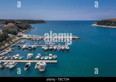 Vue aérienne de marina dans Pjescana Uvala et Verudela resort à Pula, Croatie Banque D'Images