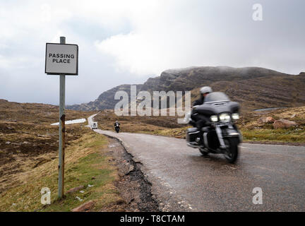 Voir des motos sur la route à voie unique sur Bealach na Ba passent sur la côte nord de la péninsule Walcourt 500 Voie de circulation dans le nord de l'Ecosse, Royaume-Uni Banque D'Images