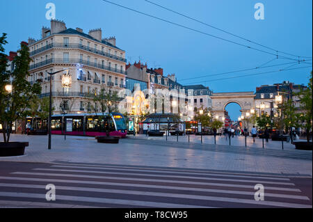 Dijon, Tramway, Place Darcy Banque D'Images