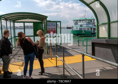 Portsmouth, Angleterre, Royaume-Uni. Mai 2019. Passagers attendant le Gosport ferry qui opère entre Portsmouth et dans le Hampshire Gosport Banque D'Images