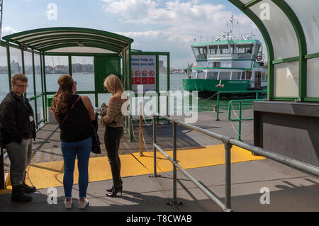 Portsmouth, Angleterre, Royaume-Uni. Mai 2019. Passagers attendant le Gosport ferry qui opère entre Portsmouth et dans le Hampshire Gosport Banque D'Images