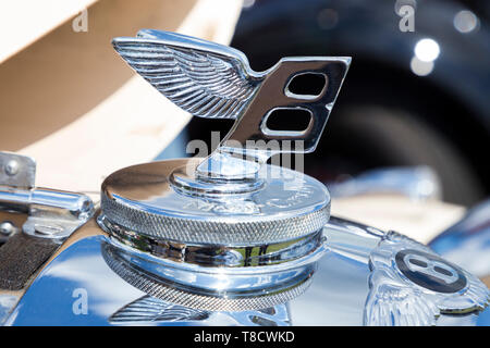 Bentley voiture classique Beaucamp chrome B ailé mascot insigne du bouchon du radiateur / logo insigne au-dessus de la calandre sur un classique Bentley Motor Car. Banque D'Images