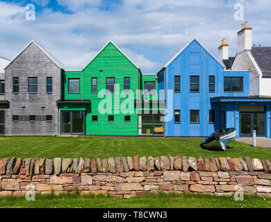 Le Inn at John O' Groats architecture moderne et coloré de hôtel à John O'Groats sur Côte Nord 500 route panoramiques en voiture dans le nord de l'Ecosse, Royaume-Uni Banque D'Images