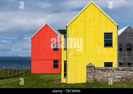 Le Inn at John O' Groats architecture moderne et coloré de hôtel à John O'Groats sur Côte Nord 500 route panoramiques en voiture dans le nord de l'Ecosse, Royaume-Uni Banque D'Images