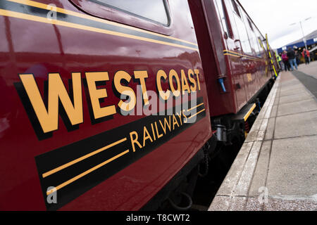 Côte ouest chemins chargés de touristes le train à vapeur Jacobite Station à Fort William en Ecosse, Royaume-Uni Banque D'Images