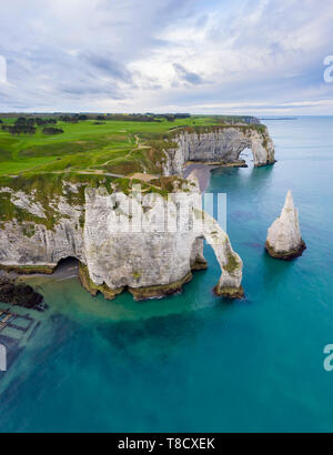 Vue aérienne sur les falaises d'Étretat, Octeville sur Mer, Le Havre, Seine Maritime, Normandie, France, Europe de l'Ouest. Banque D'Images