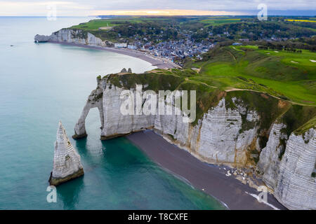 Vue aérienne sur les falaises d'Étretat, Octeville sur Mer, Le Havre, Seine Maritime, Normandie, France, Europe de l'Ouest. Banque D'Images