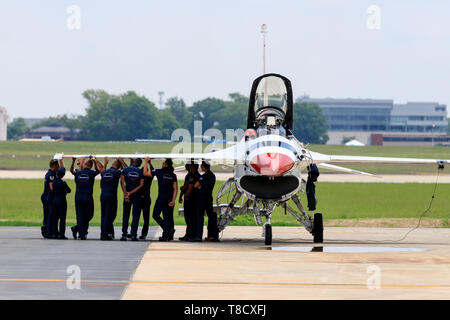 Pilotes répondent sous l'aile de l'un de l'US Air Force Thunderbirds avant d'effectuer des jets de la foule à l'air show 2019 à l'extérieur de Washington, Banque D'Images