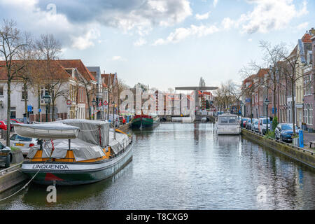 Alkmaar, Pays-Bas - 12 Avril 2019 : Le vieux centre-ville d'Alkmaar en Hollande aux Pays-Bas. Aussi connu comme la ville du fromage. Banque D'Images