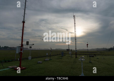 BADUNG/BALI-Décembre 07 2017 : un paysage de jardin météorologique à l'aéroport de Ngurah Rai Bali le matin quand le ciel gris plein les cirrus Banque D'Images