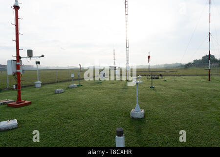 BADUNG/BALI-Décembre 07 2017 : un paysage de jardin météorologique à l'aéroport de Ngurah Rai Bali le matin quand le ciel gris plein les cirrus Banque D'Images