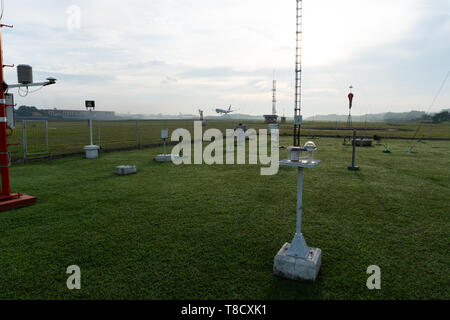 BADUNG/BALI-Décembre 07 2017 : un paysage de jardin météorologique à l'aéroport de Ngurah Rai Bali le matin quand le ciel gris et plein de cirrus Banque D'Images