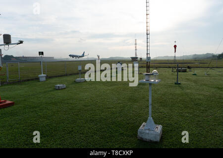 BADUNG/BALI-Décembre 07 2017 : un paysage de jardin météorologique à l'aéroport de Ngurah Rai Bali le matin quand le ciel gris et plein de cirrus Banque D'Images