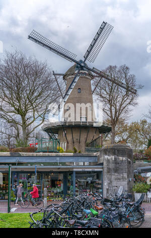 Alkmaar, Pays-Bas - 12 Avril 2019 : Magnifique moulin à vent hollandais d'Alkmaar, Pays-Bas Banque D'Images