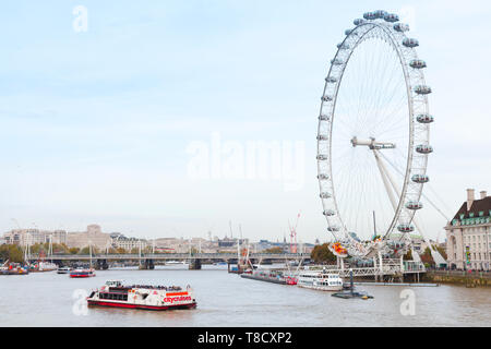 Londres, Royaume-Uni - 31 octobre 2017 : avec grande roue London Eye monté sur la rive sud de la Tamise à Londres Banque D'Images