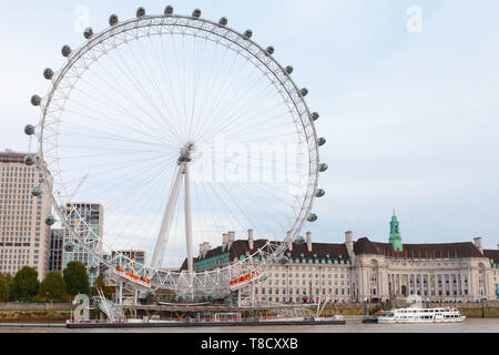 Londres, Royaume-Uni - 31 octobre 2017 : avec grande roue London Eye monté sur la rive sud de la Tamise à Londres Banque D'Images