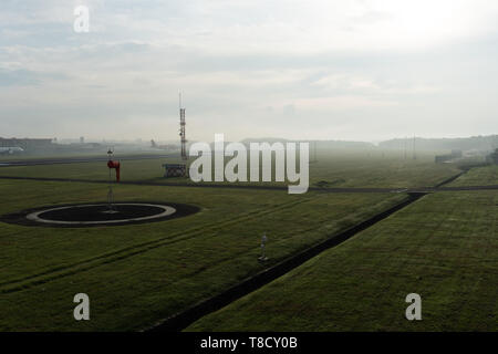 BADUNG/BALI-Avril 14 2019 : un paysage de jardin météorologique à l'aéroport de Ngurah Rai Bali le matin quand le ciel gris complet et un cirrus Banque D'Images